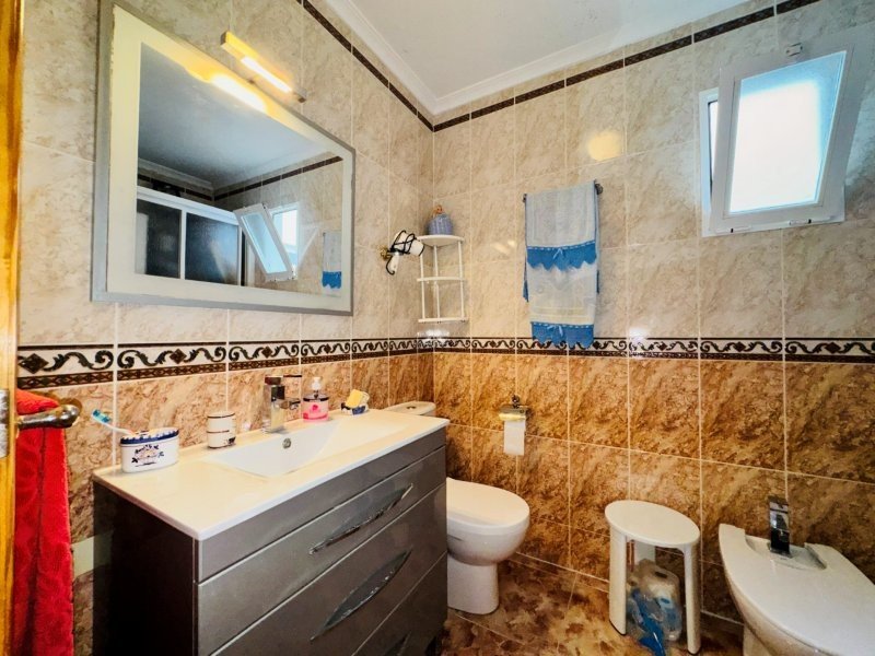 Apartamento de 2 dormitorios y 2 baños con plaza de aparcamiento subterráneo a solo 200 m de la playa