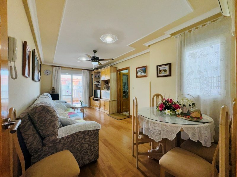Apartamento de 2 dormitorios y 2 baños con plaza de aparcamiento subterráneo a solo 200 m de la playa