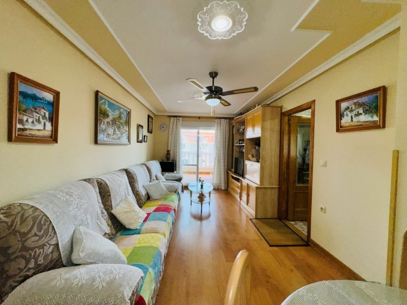 Apartamento de 2 dormitorios y 2 baños con plaza de aparcamiento subterráneo a solo 200 m de la playa