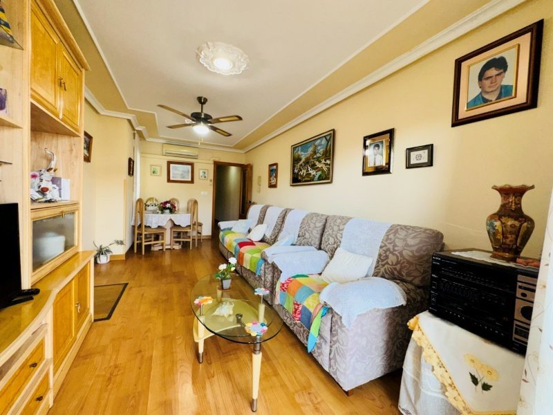 Apartamento de 2 dormitorios y 2 baños con plaza de aparcamiento subterráneo a solo 200 m de la playa