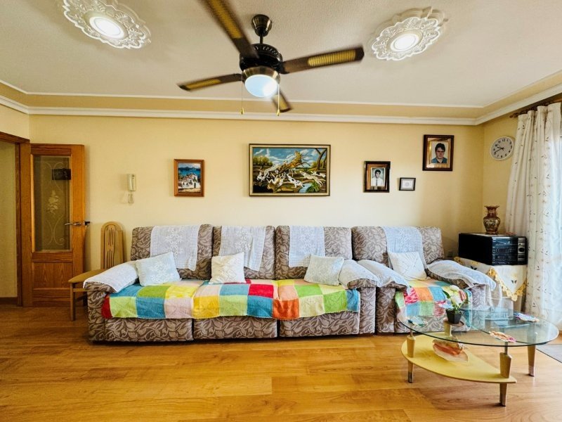 Apartamento de 2 dormitorios y 2 baños con plaza de aparcamiento subterráneo a solo 200 m de la playa