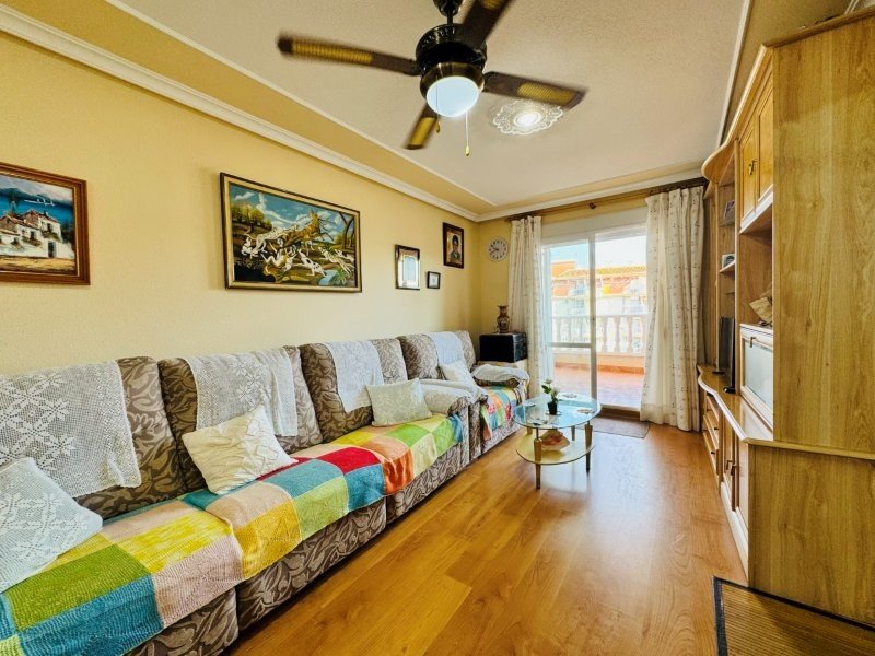 Apartamento de 2 dormitorios y 2 baños con plaza de aparcamiento subterráneo a solo 200 m de la playa
