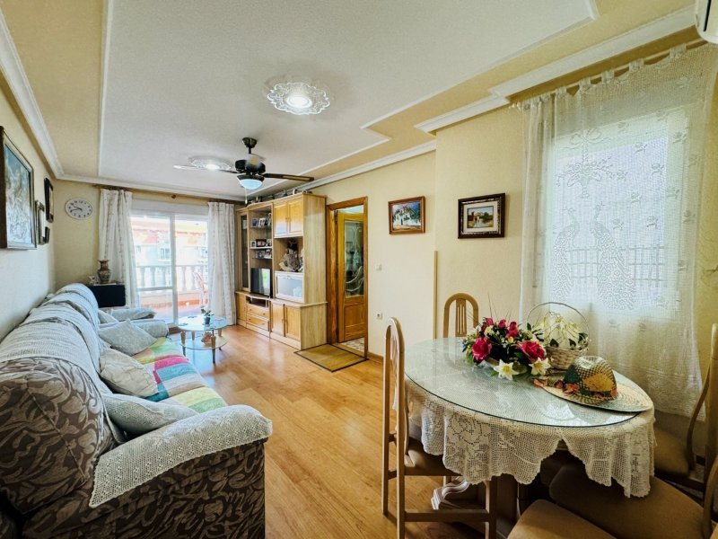 Apartamento de 2 dormitorios y 2 baños con plaza de aparcamiento subterráneo a solo 200 m de la playa