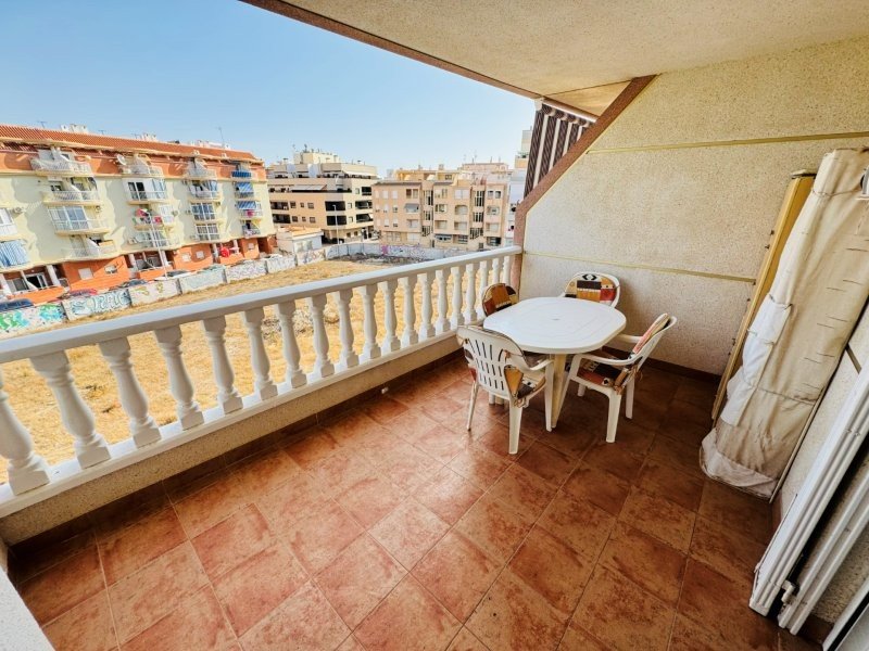 Apartamento de 2 dormitorios y 2 baños con plaza de aparcamiento subterráneo a solo 200 m de la playa