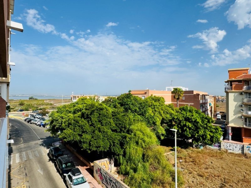 Apartamento de 2 dormitorios y 2 baños con plaza de aparcamiento subterráneo a solo 200 m de la playa