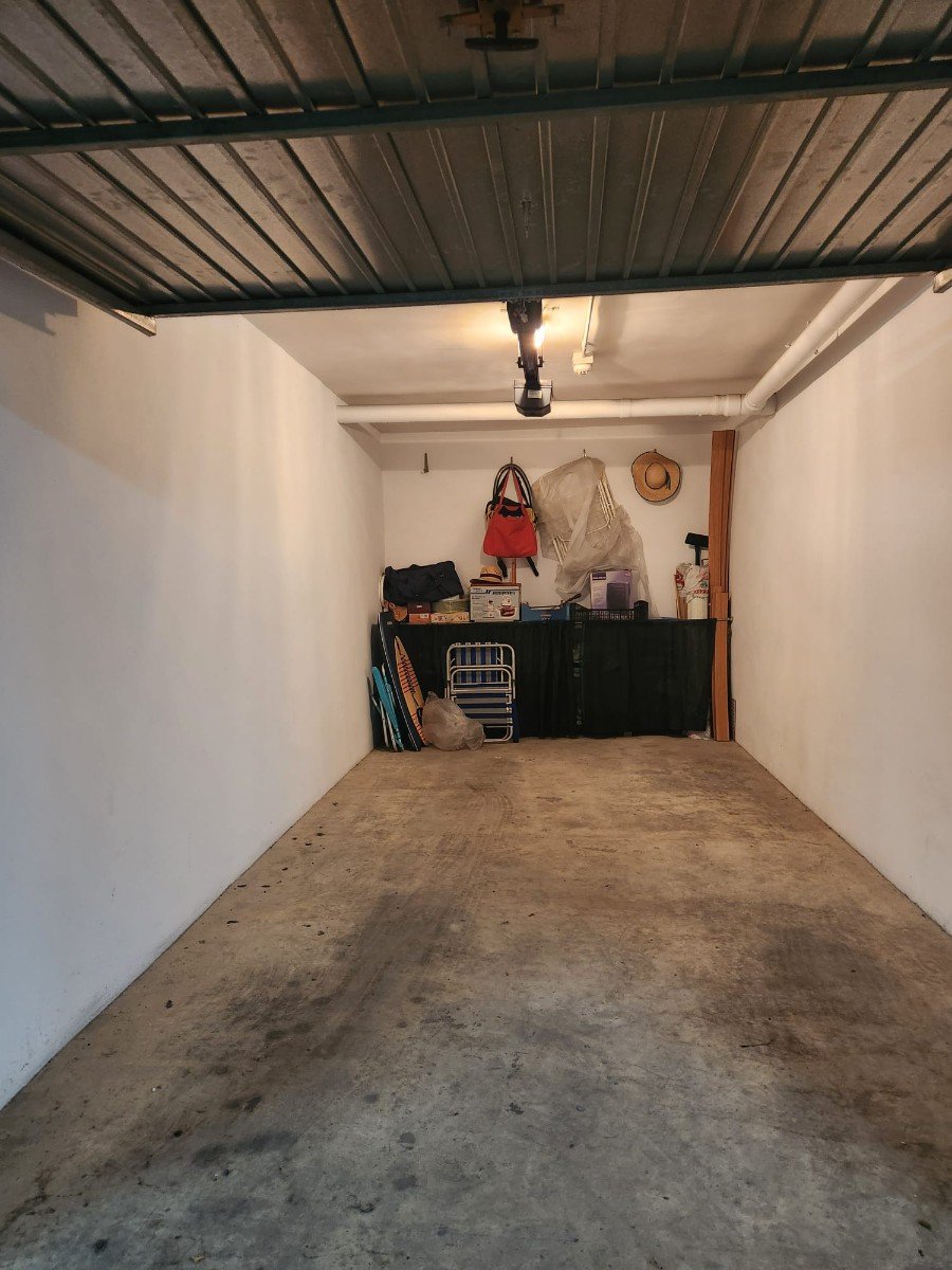 Apartamento de 2 dormitorios y 2 baños con plaza de aparcamiento subterráneo a solo 200 m de la playa