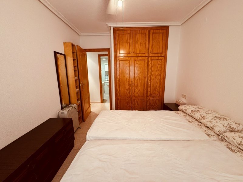 Apartamento en planta baja con 2 dormitorios y 1 baño a tan solo 200 metros de la playa