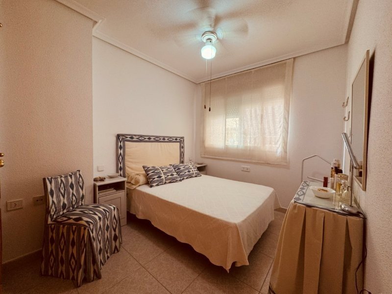 Apartamento en planta baja con 2 dormitorios y 1 baño a tan solo 200 metros de la playa