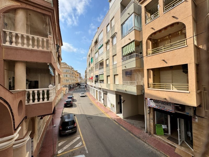 Apartamento en planta baja con 2 dormitorios y 1 baño a tan solo 200 metros de la playa