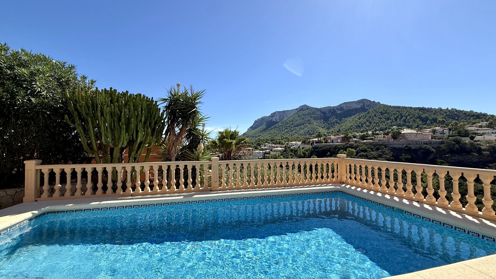 Preciosa villa con total privacidad, magníficas vistas panorámicas y numerosos extras y con licencia de alquiler vacacional