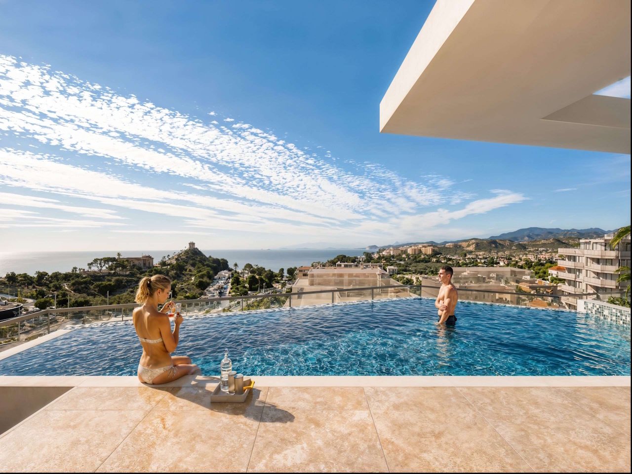 Áticos de 2 dormitorios con aire acondicionado, suelo radiante en baños, aparcamiento privado y piscina comunitaria a tan solo 650 m de la playa