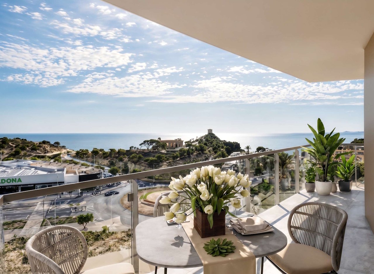 Áticos de 2 dormitorios con aire acondicionado, suelo radiante en baños, aparcamiento privado y piscina comunitaria a tan solo 650 m de la playa