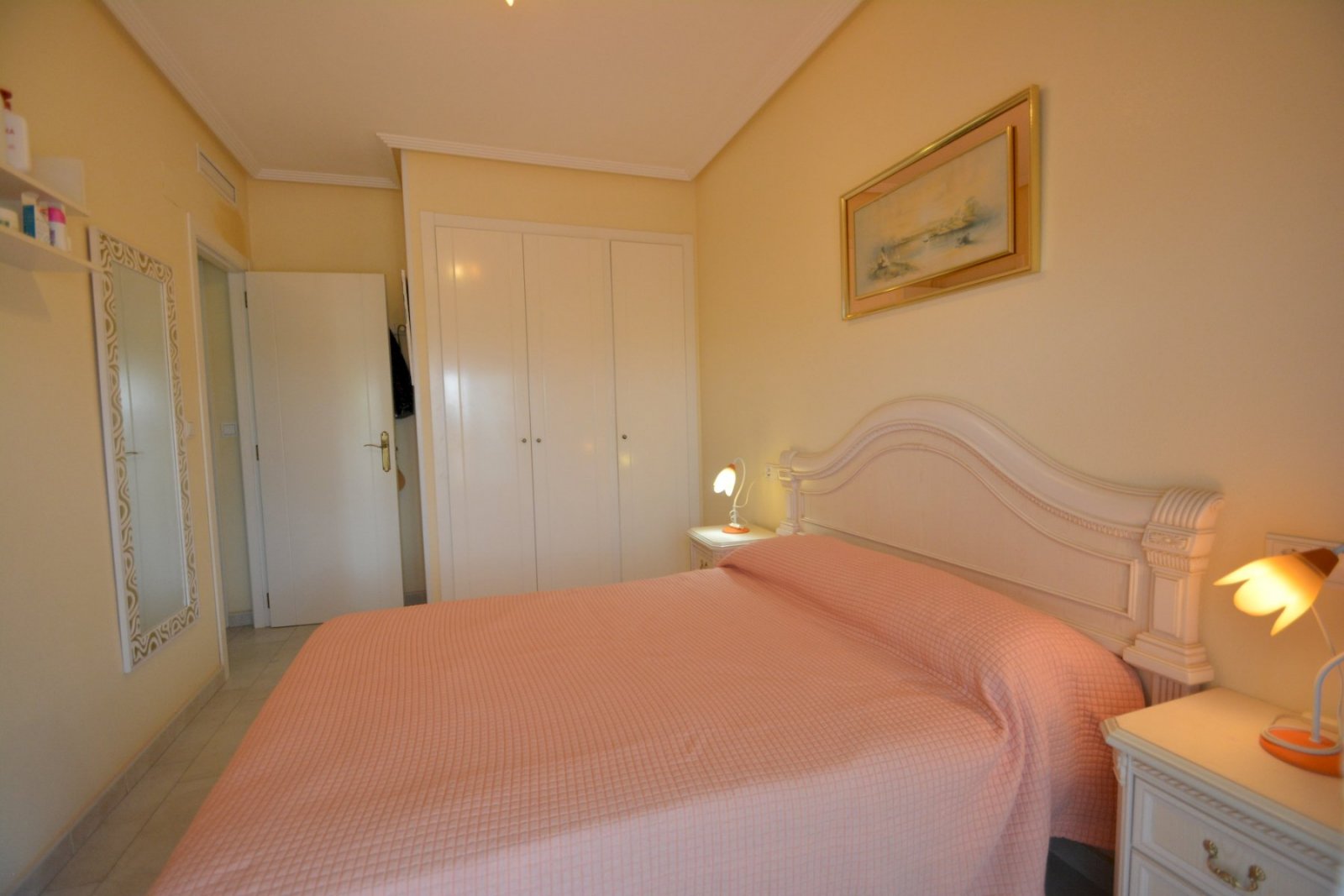 Apartamento con 2 dormitorios, 1 baño, plaza de aparcamiento y piscina comunitaria