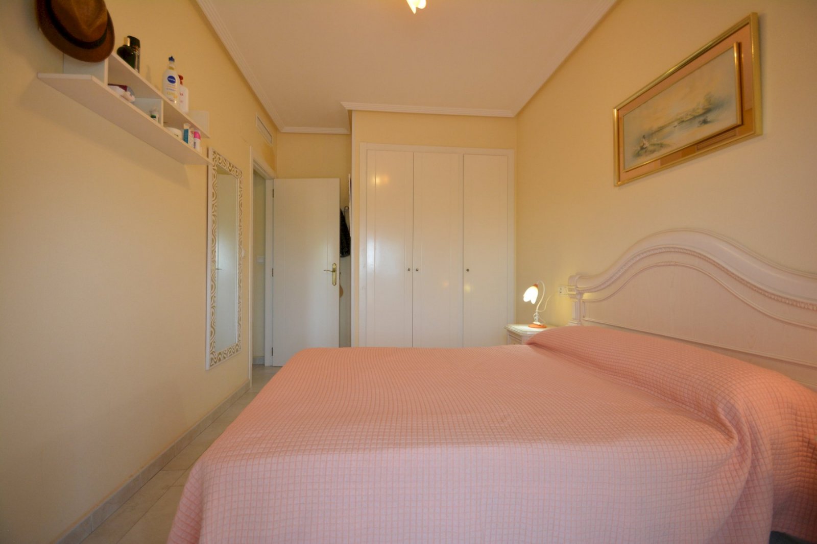 Apartamento con 2 dormitorios, 1 baño, plaza de aparcamiento y piscina comunitaria