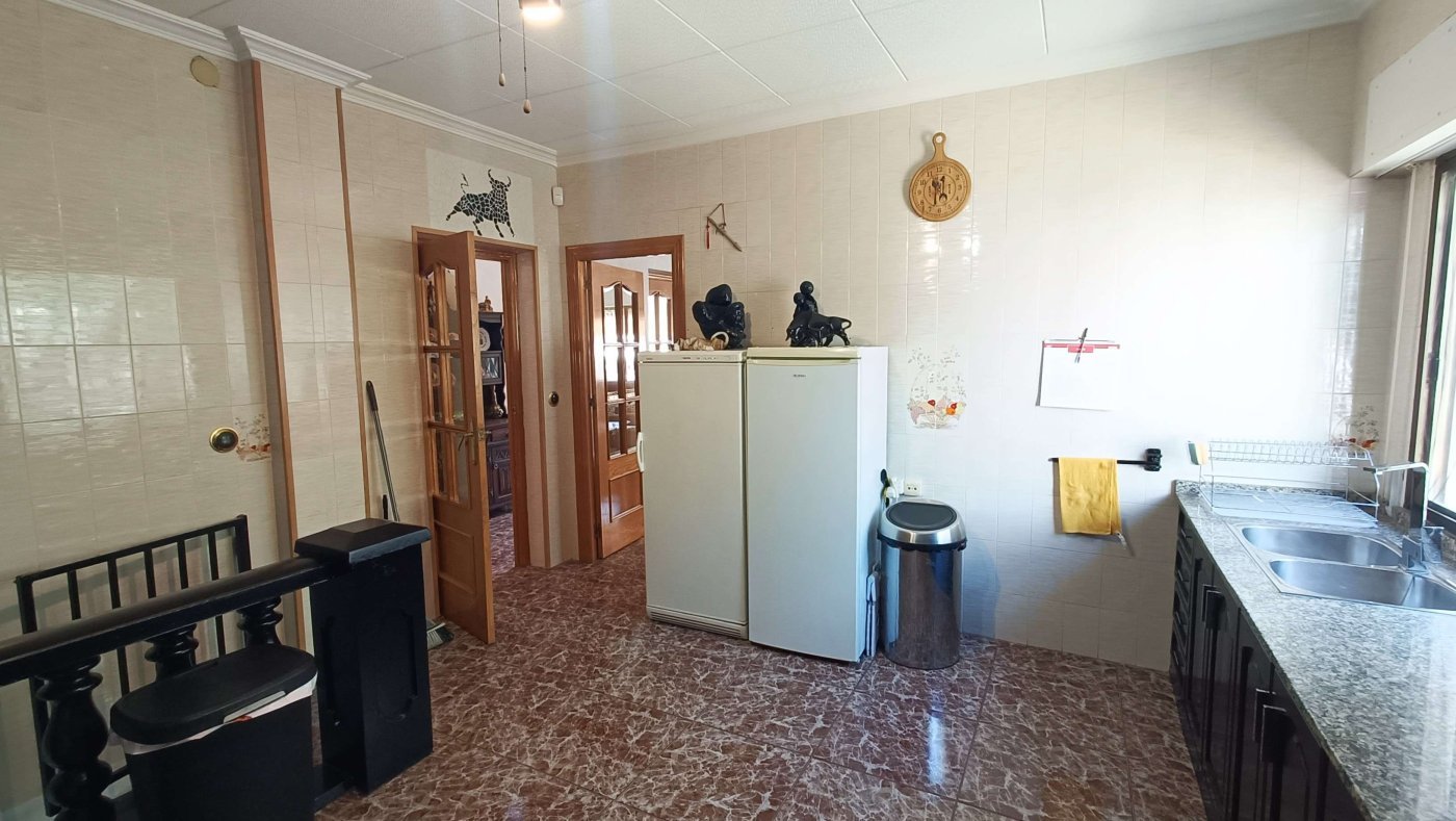 Impresionante villa independiente con piscina privada, apartamento de invitados independiente, garaje y sótano a las afueras de Crevillente
