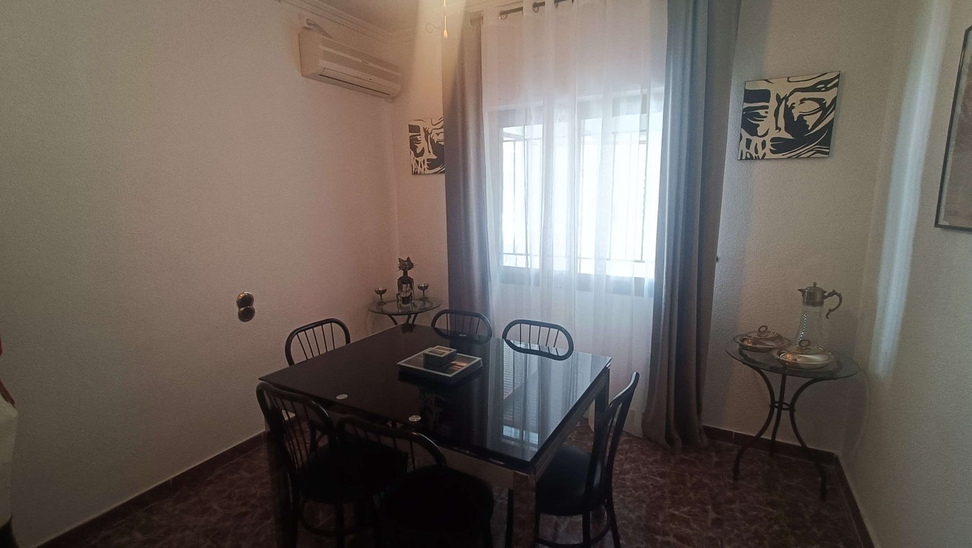 Impresionante villa independiente con piscina privada, apartamento de invitados independiente, garaje y sótano a las afueras de Crevillente