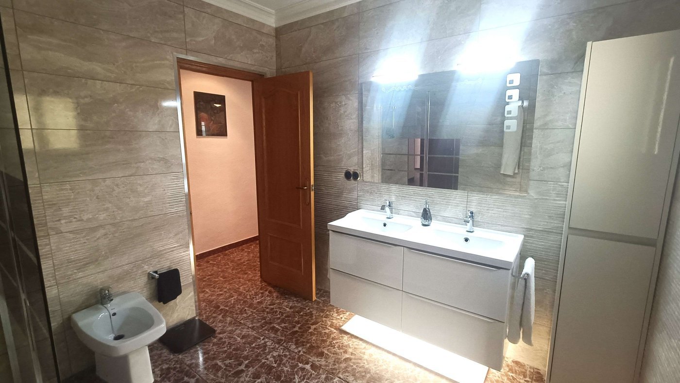 Impresionante villa independiente con piscina privada, apartamento de invitados independiente, garaje y sótano a las afueras de Crevillente