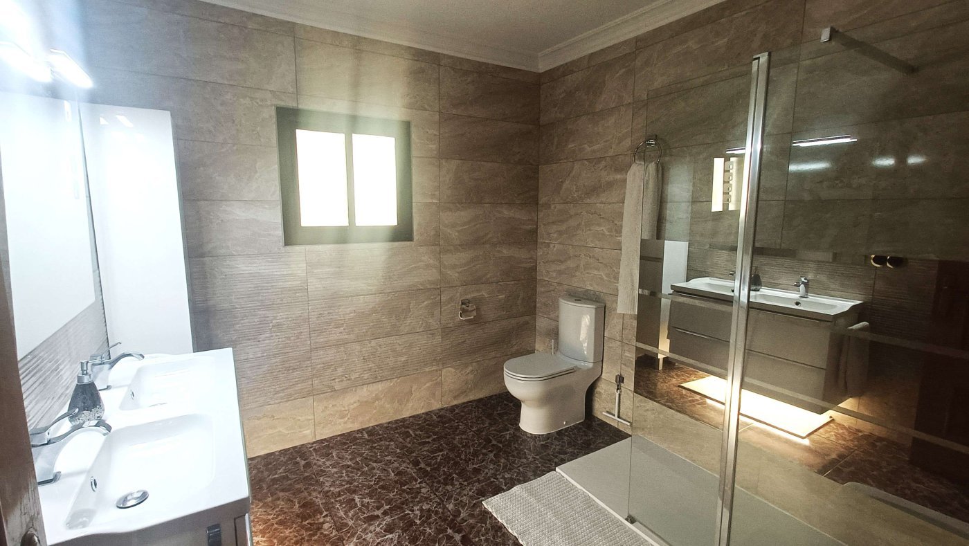 Impresionante villa independiente con piscina privada, apartamento de invitados independiente, garaje y sótano a las afueras de Crevillente