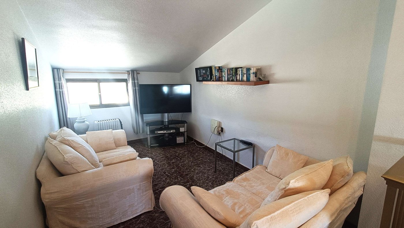 Impresionante villa independiente con piscina privada, apartamento de invitados independiente, garaje y sótano a las afueras de Crevillente