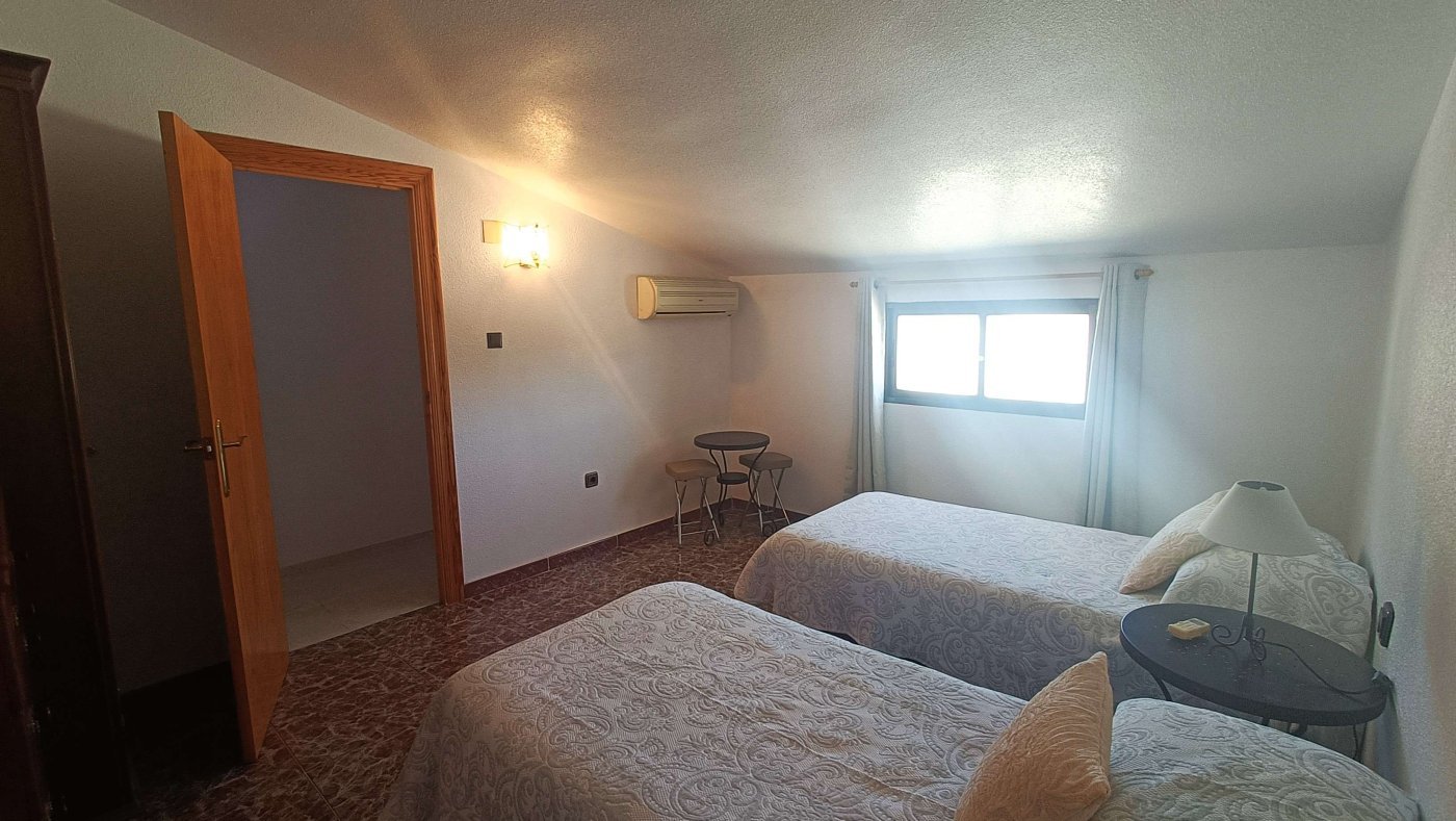 Impresionante villa independiente con piscina privada, apartamento de invitados independiente, garaje y sótano a las afueras de Crevillente
