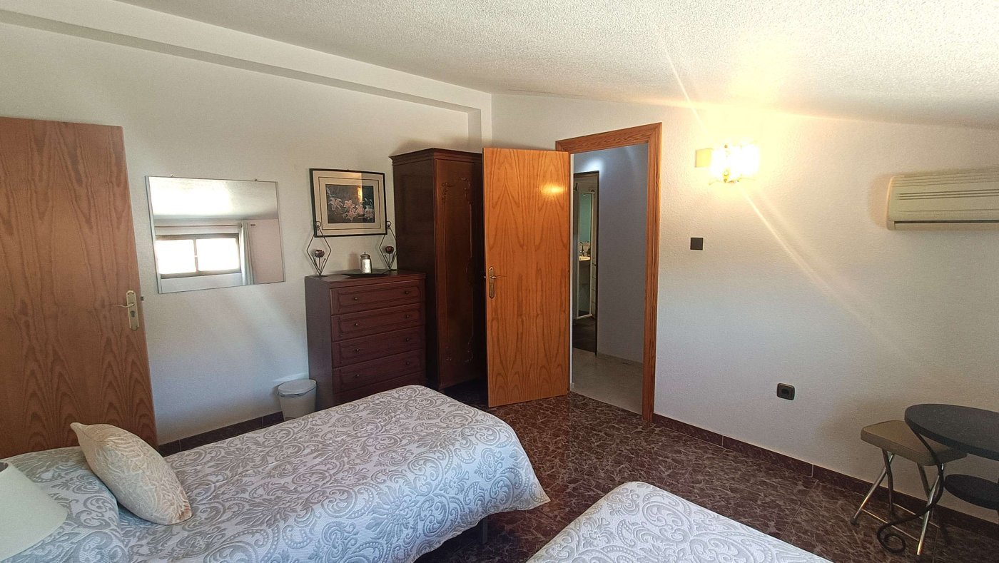 Impresionante villa independiente con piscina privada, apartamento de invitados independiente, garaje y sótano a las afueras de Crevillente