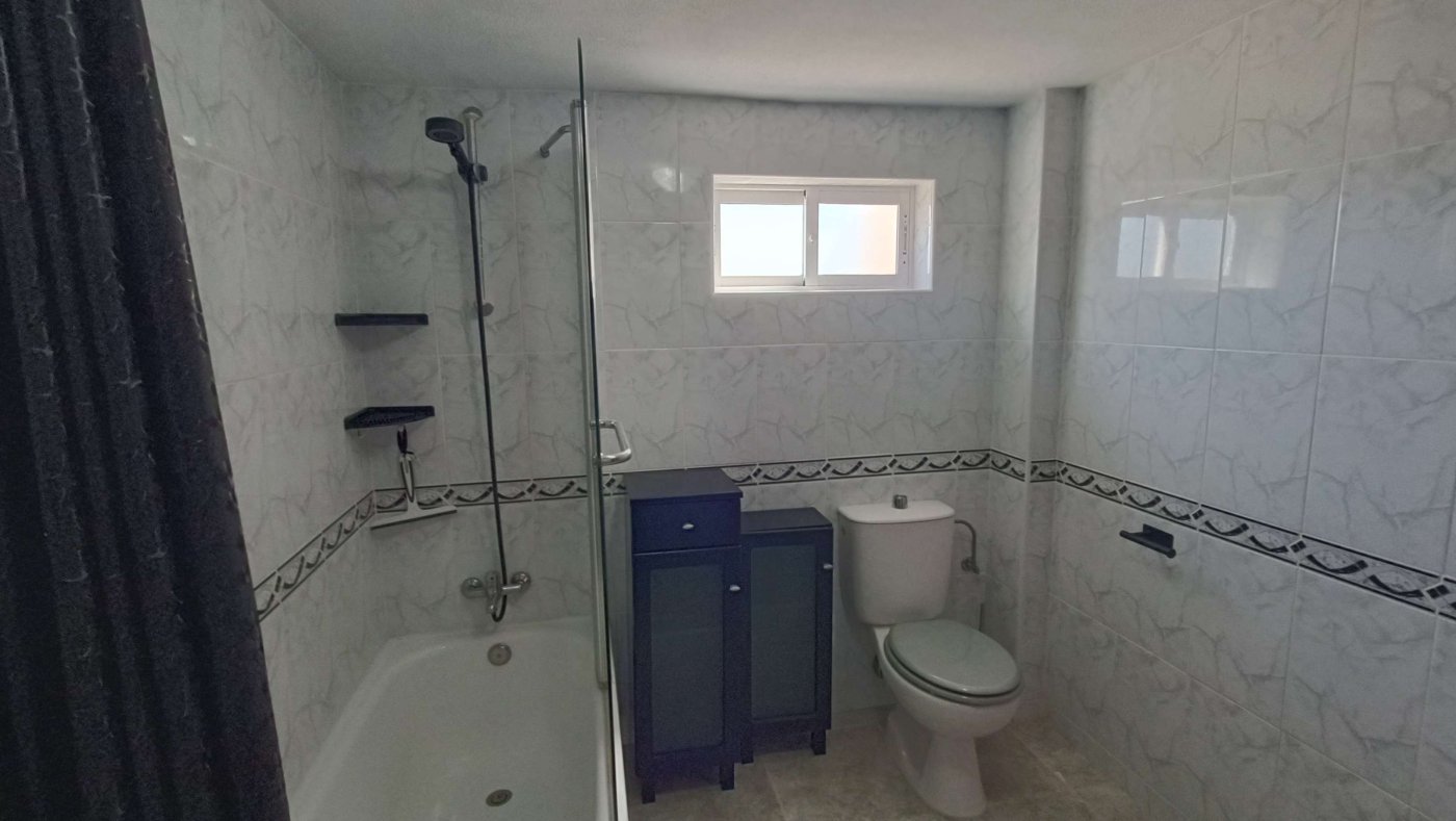 Impresionante villa independiente con piscina privada, apartamento de invitados independiente, garaje y sótano a las afueras de Crevillente