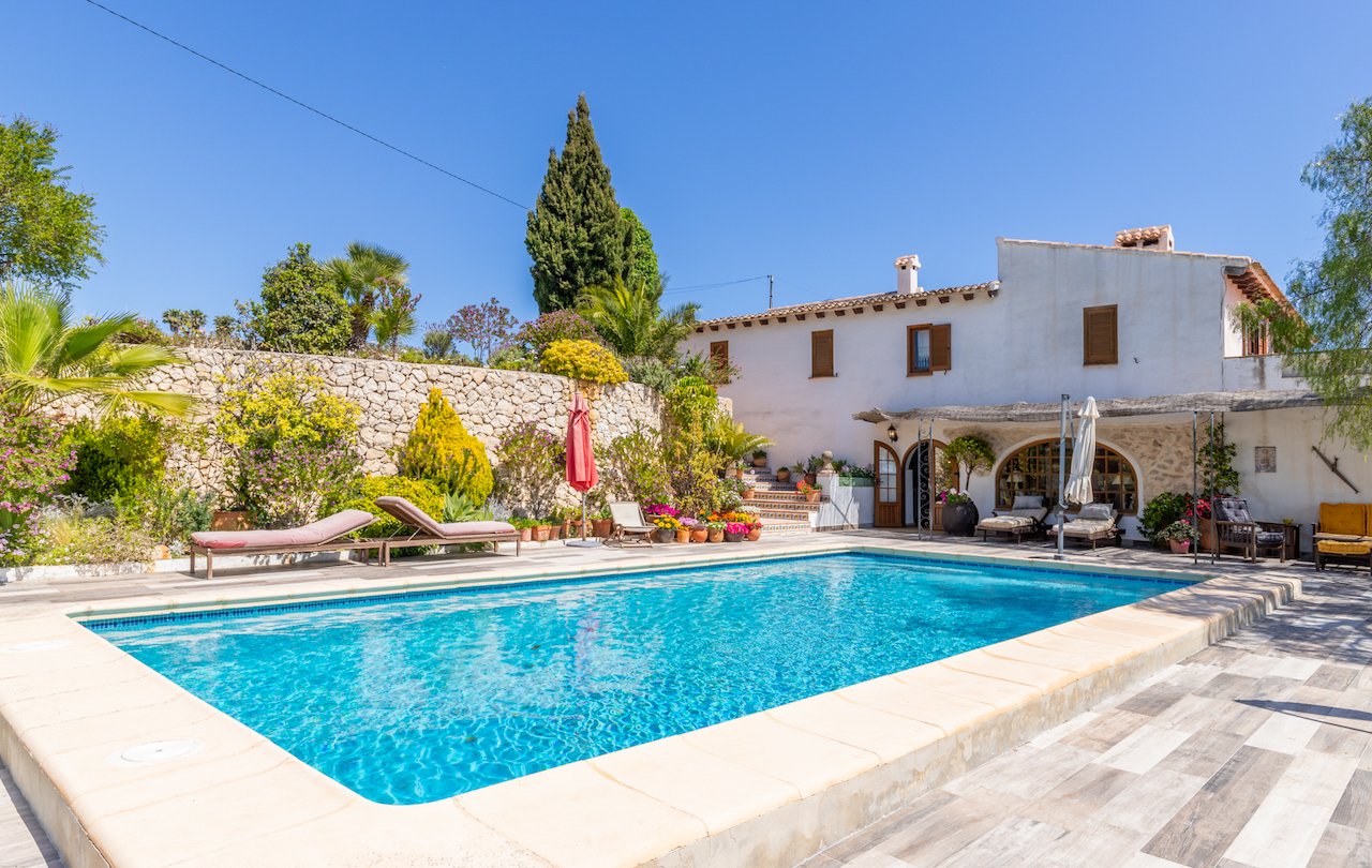 Fantástica finca rústica de estilo tradicional valenciano con todo lujo de detalles. La finca dispone de 2 construcciones, la casa principal y la c...