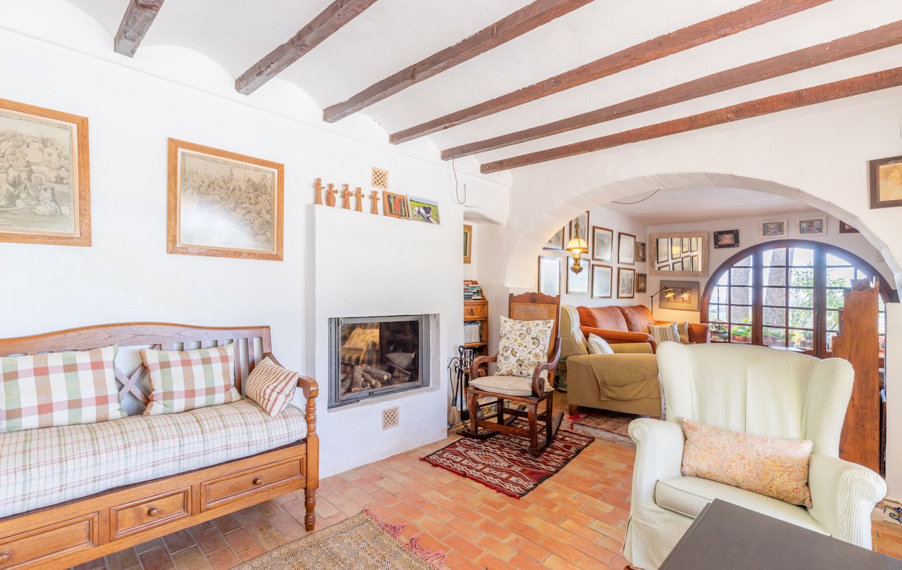 Fantástica finca rústica de estilo tradicional valenciano con todo lujo de detalles. La finca dispone de 2 construcciones, la casa principal y la c...