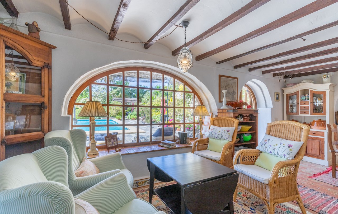 Fantástica finca rústica de estilo tradicional valenciano con todo lujo de detalles. La finca dispone de 2 construcciones, la casa principal y la c...