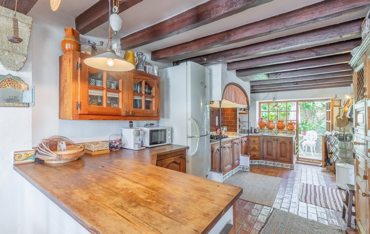 Fantástica finca rústica de estilo tradicional valenciano con todo lujo de detalles. La finca dispone de 2 construcciones, la casa principal y la c...
