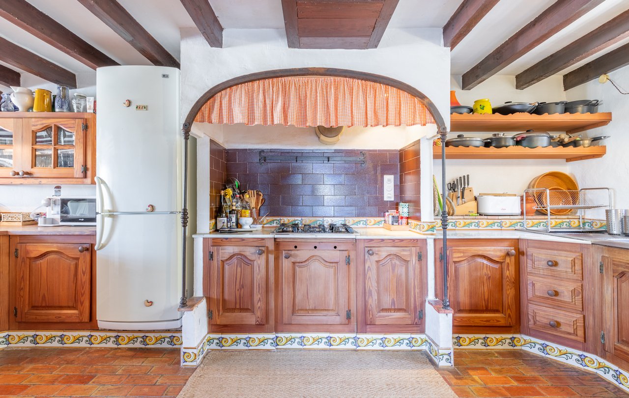 Fantástica finca rústica de estilo tradicional valenciano con todo lujo de detalles. La finca dispone de 2 construcciones, la casa principal y la c...