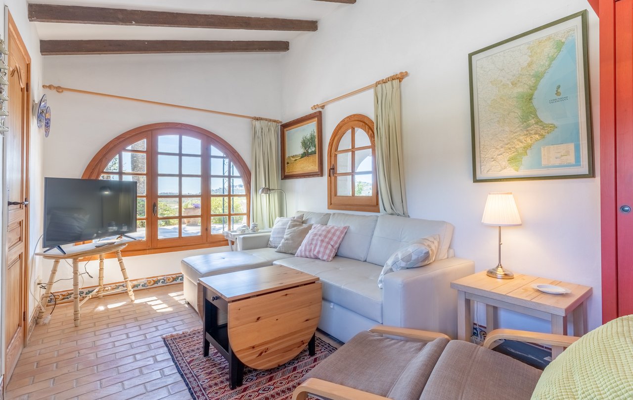 Fantástica finca rústica de estilo tradicional valenciano con todo lujo de detalles. La finca dispone de 2 construcciones, la casa principal y la c...