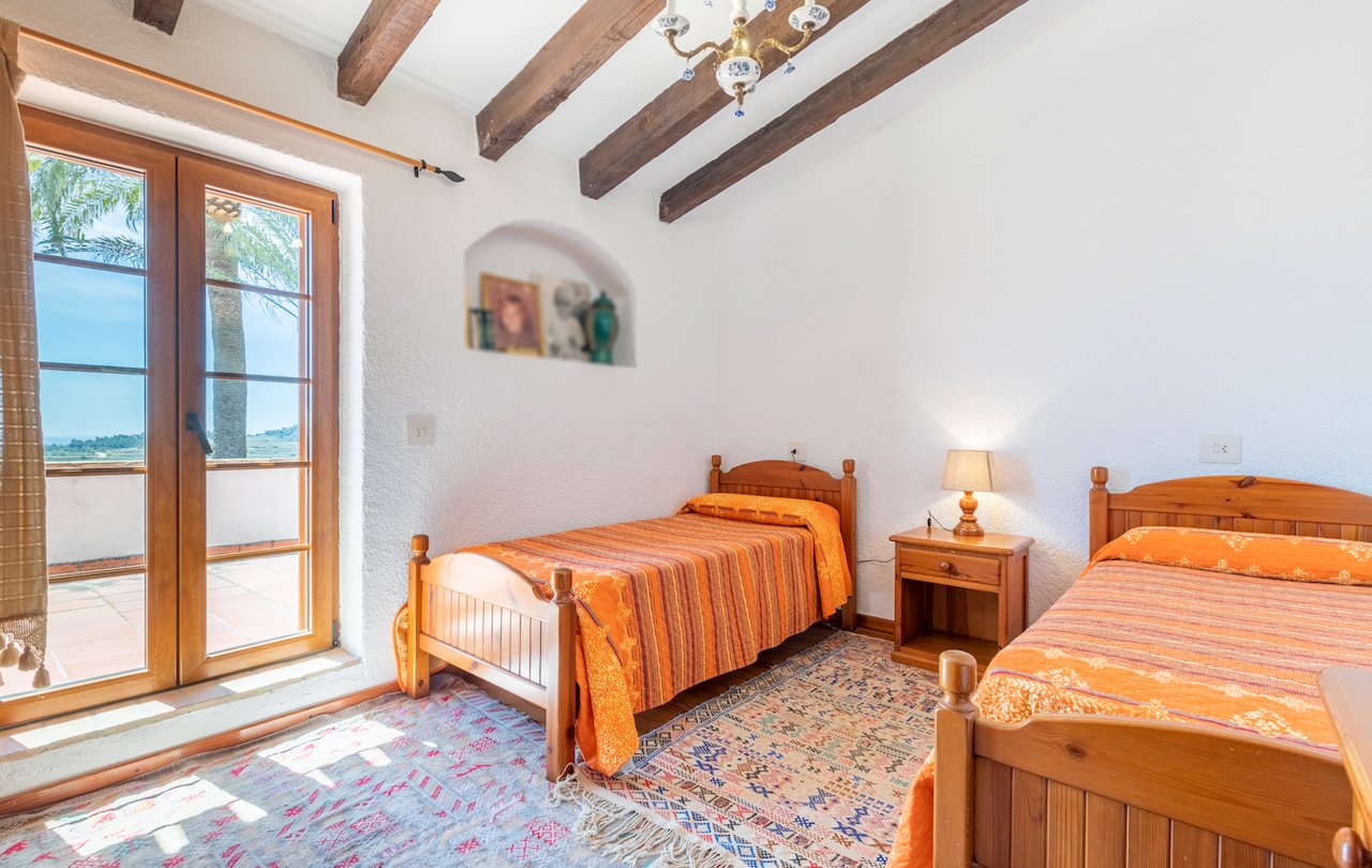Fantástica finca rústica de estilo tradicional valenciano con todo lujo de detalles. La finca dispone de 2 construcciones, la casa principal y la c...