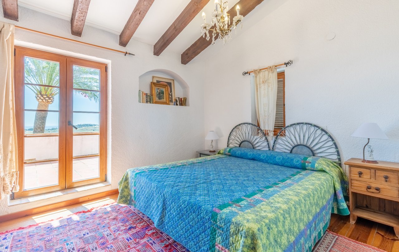 Fantástica finca rústica de estilo tradicional valenciano con todo lujo de detalles. La finca dispone de 2 construcciones, la casa principal y la c...