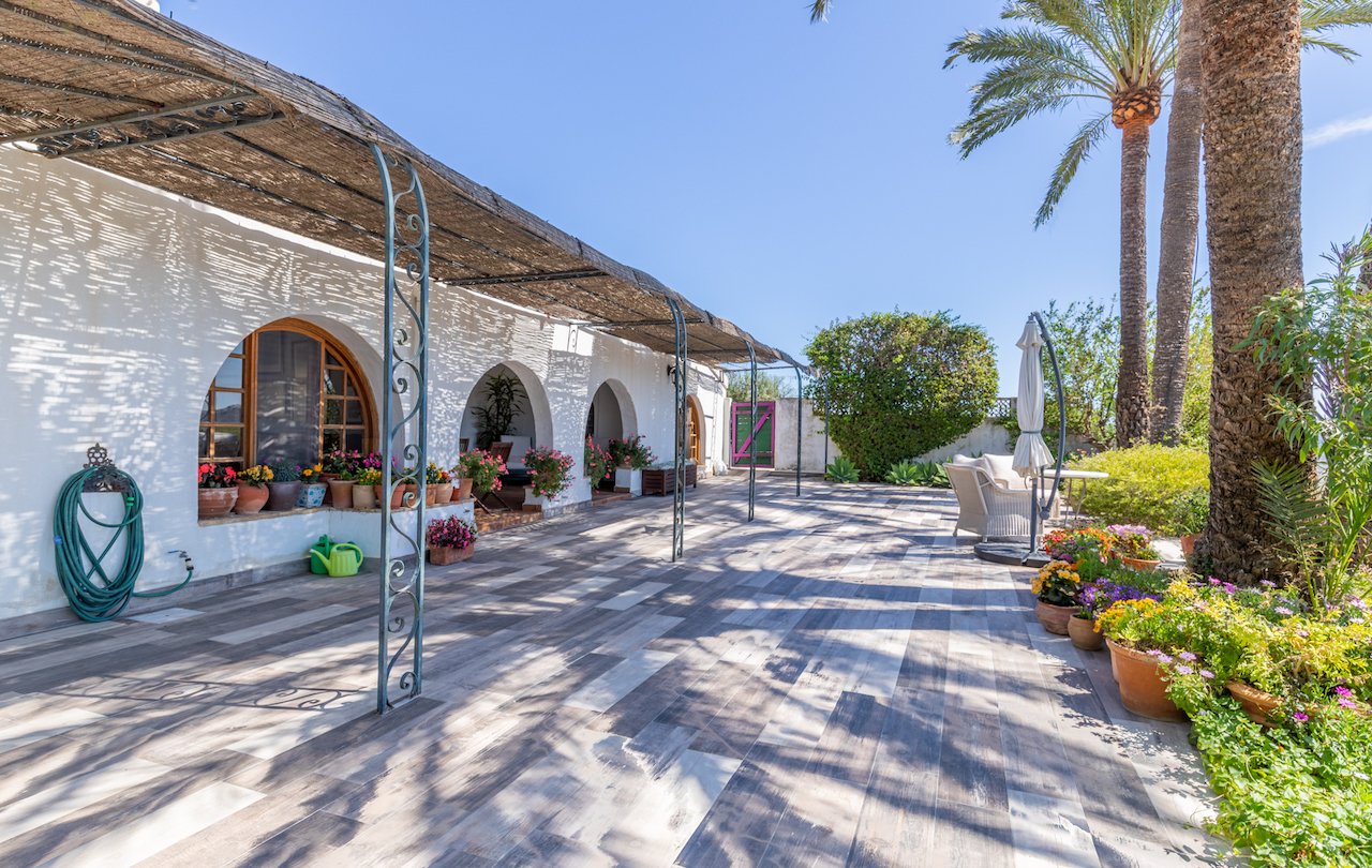 Fantástica finca rústica de estilo tradicional valenciano con todo lujo de detalles. La finca dispone de 2 construcciones, la casa principal y la c...