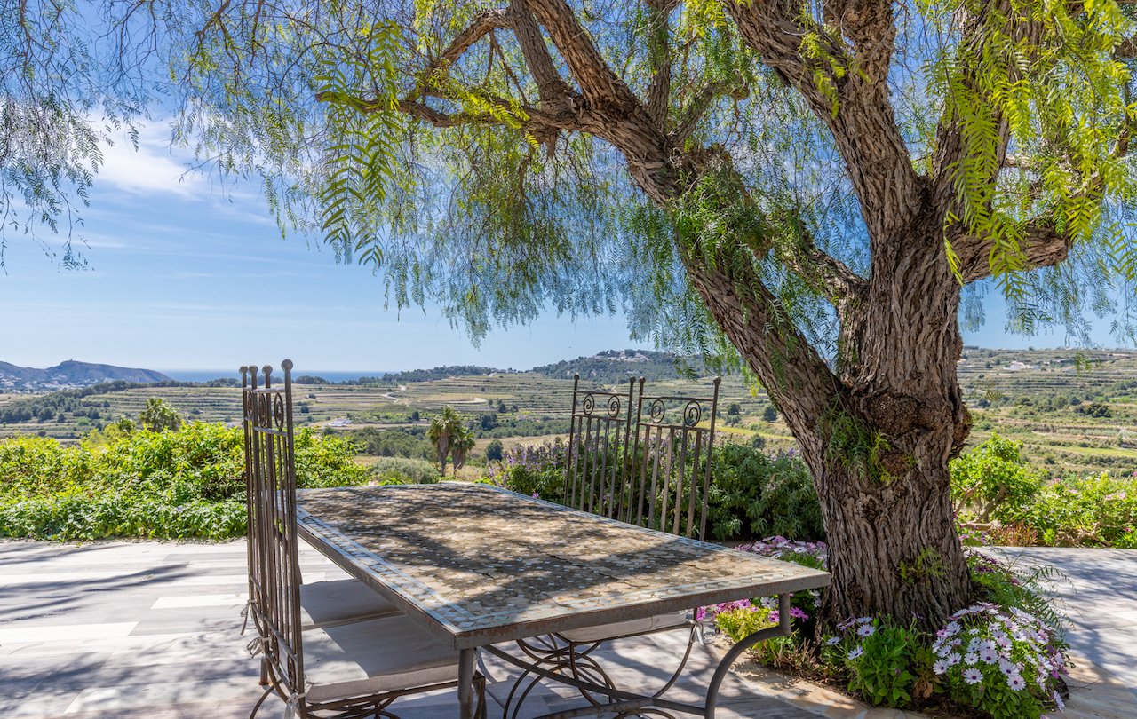 Fantástica finca rústica de estilo tradicional valenciano con todo lujo de detalles. La finca dispone de 2 construcciones, la casa principal y la c...