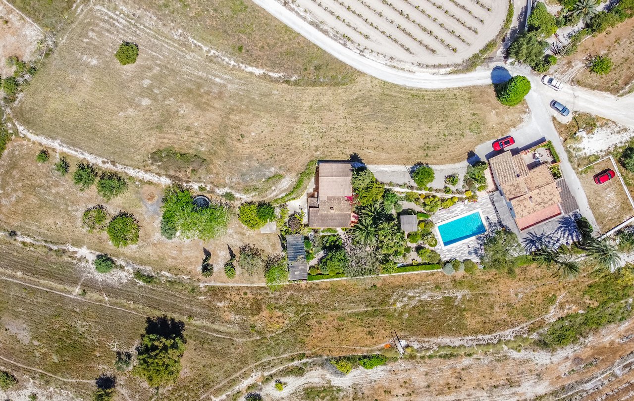 Fantástica finca rústica de estilo tradicional valenciano con todo lujo de detalles. La finca dispone de 2 construcciones, la casa principal y la c...