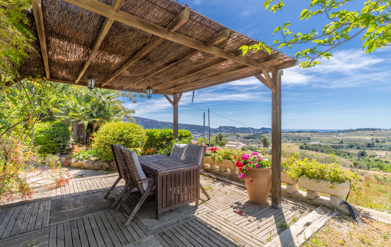 Fantástica finca rústica de estilo tradicional valenciano con todo lujo de detalles. La finca dispone de 2 construcciones, la casa principal y la c...