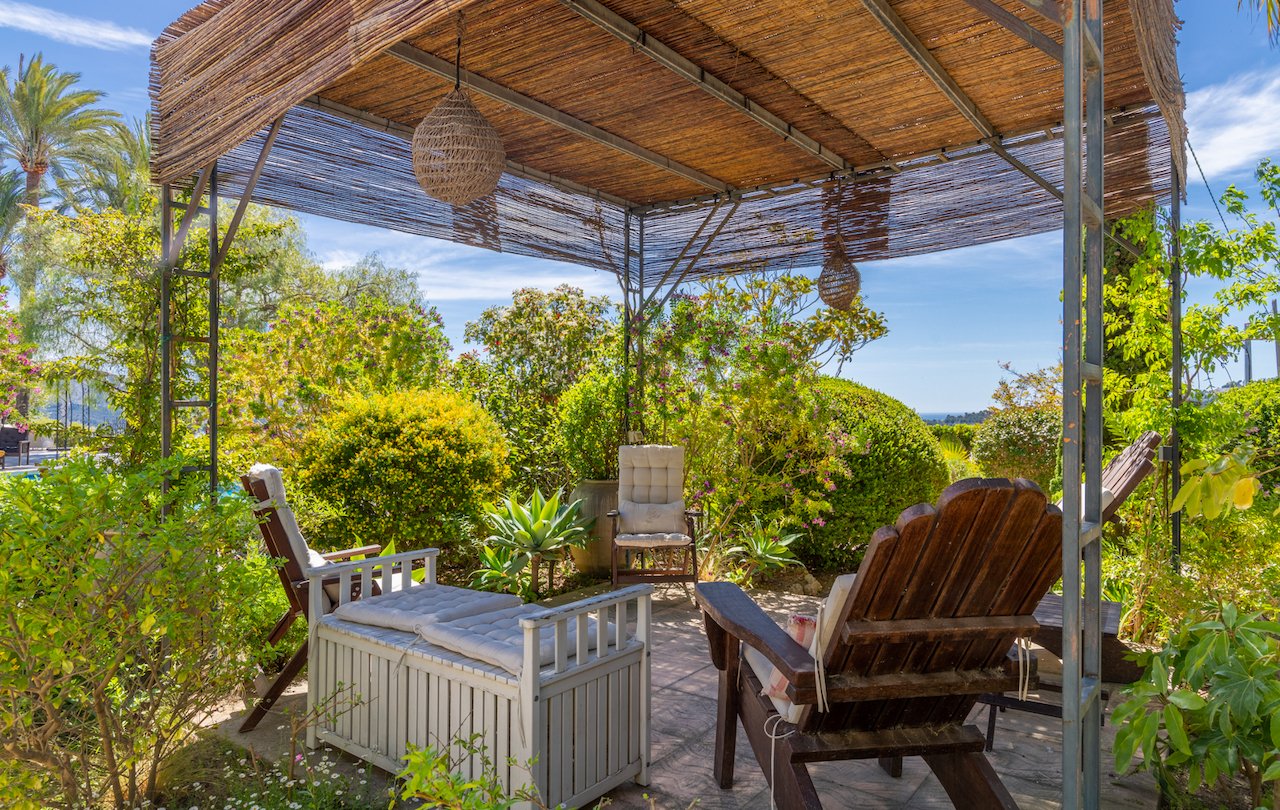 Fantástica finca rústica de estilo tradicional valenciano con todo lujo de detalles. La finca dispone de 2 construcciones, la casa principal y la c...