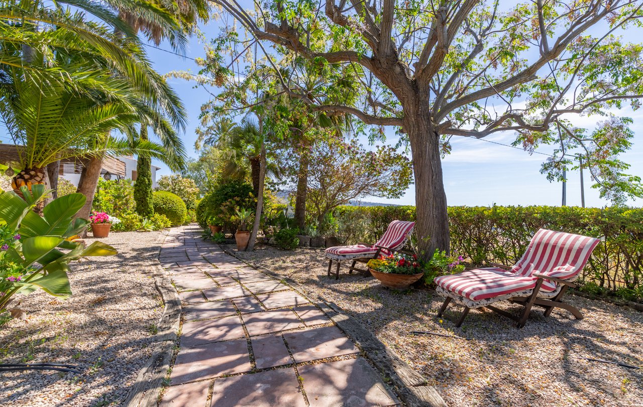 Fantástica finca rústica de estilo tradicional valenciano con todo lujo de detalles. La finca dispone de 2 construcciones, la casa principal y la c...