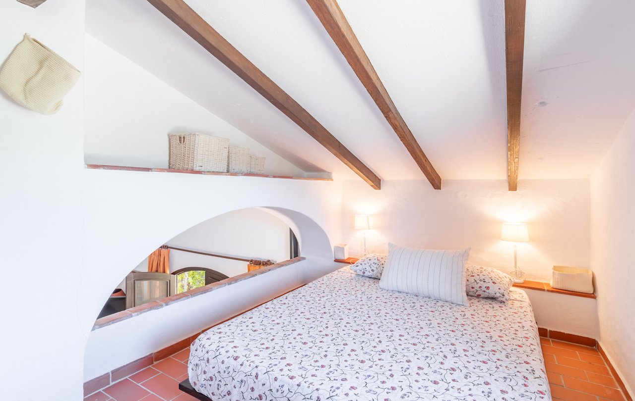 Fantástica finca rústica de estilo tradicional valenciano con todo lujo de detalles. La finca dispone de 2 construcciones, la casa principal y la c...
