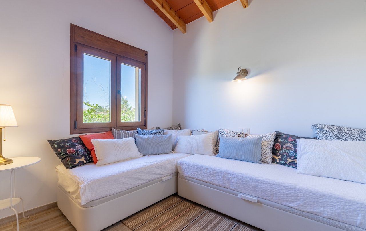 Fantástica finca rústica de estilo tradicional valenciano con todo lujo de detalles. La finca dispone de 2 construcciones, la casa principal y la c...