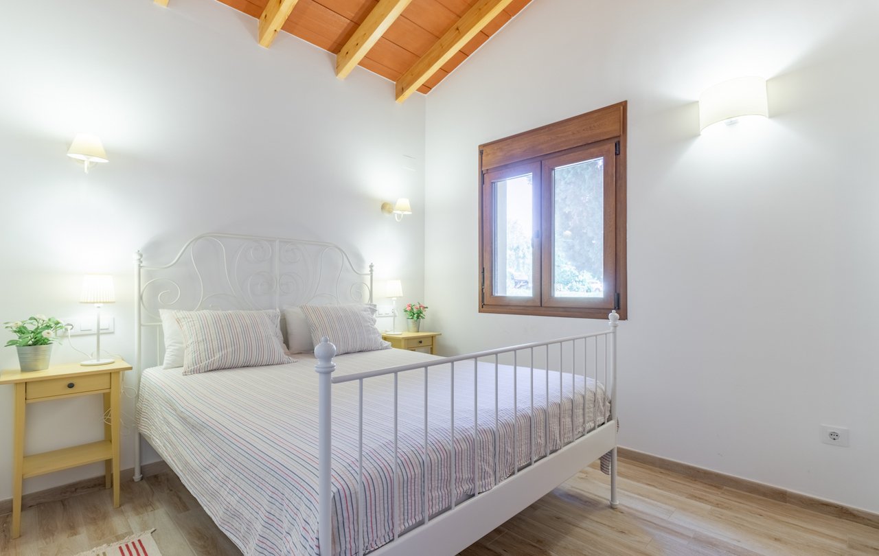 Fantástica finca rústica de estilo tradicional valenciano con todo lujo de detalles. La finca dispone de 2 construcciones, la casa principal y la c...