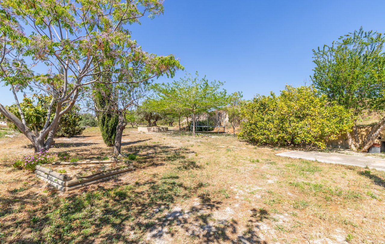 Fantástica finca rústica de estilo tradicional valenciano con todo lujo de detalles. La finca dispone de 2 construcciones, la casa principal y la c...