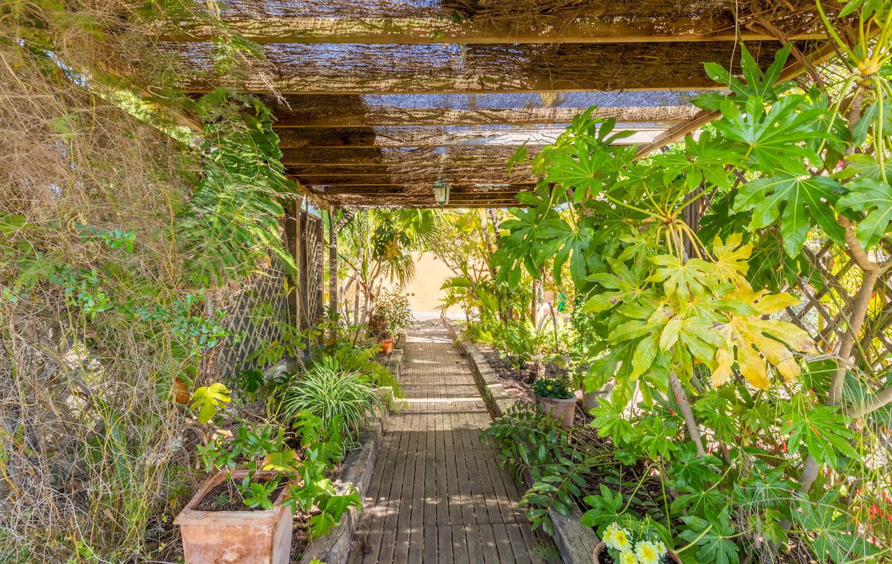 Fantástica finca rústica de estilo tradicional valenciano con todo lujo de detalles. La finca dispone de 2 construcciones, la casa principal y la c...