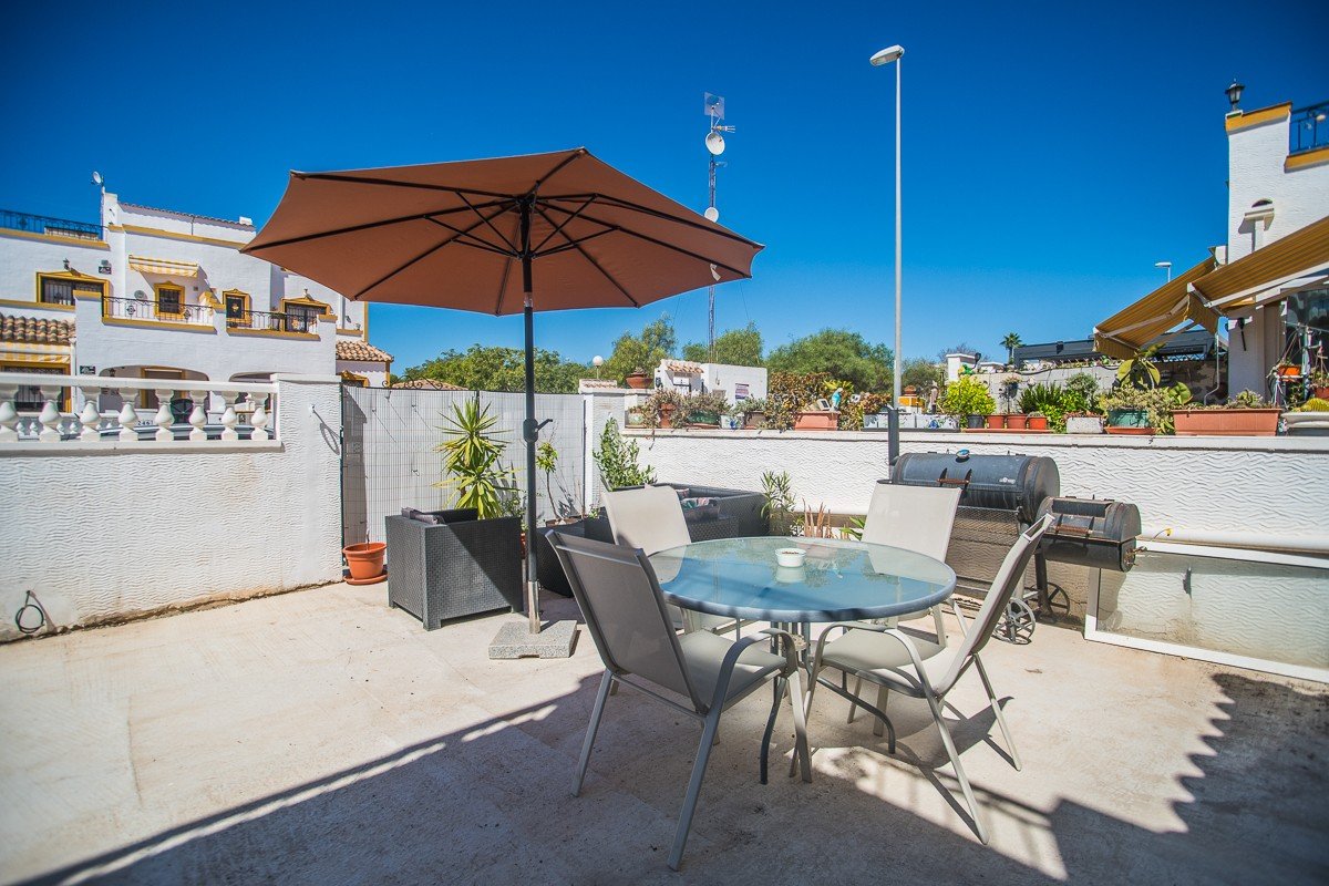 Amplia vivienda con sótano, paneles solares y piscina comunitaria en Vistabella Golf