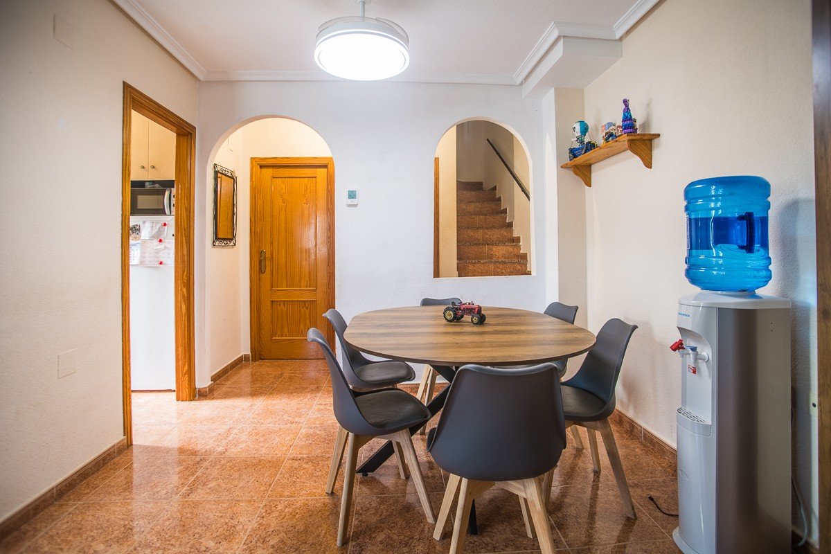 Amplia vivienda con sótano, paneles solares y piscina comunitaria en Vistabella Golf