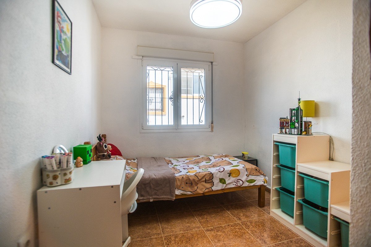 Amplia vivienda con sótano, paneles solares y piscina comunitaria en Vistabella Golf