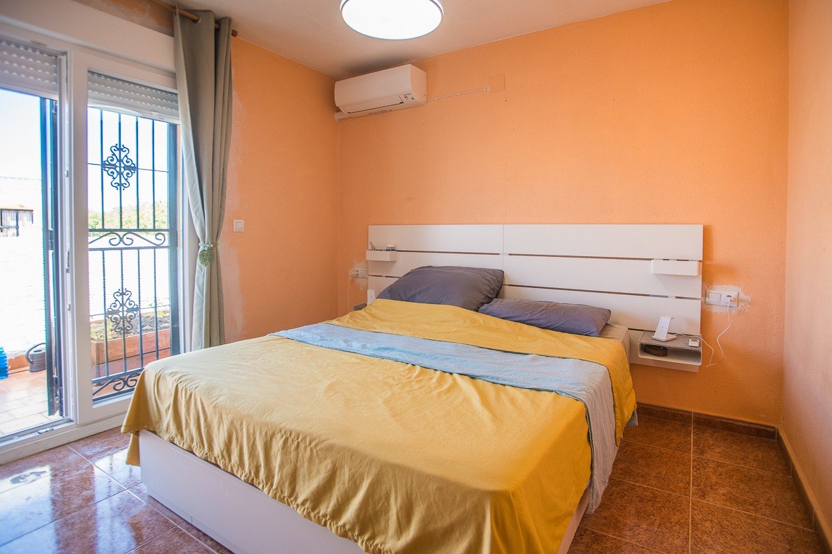 Amplia vivienda con sótano, paneles solares y piscina comunitaria en Vistabella Golf