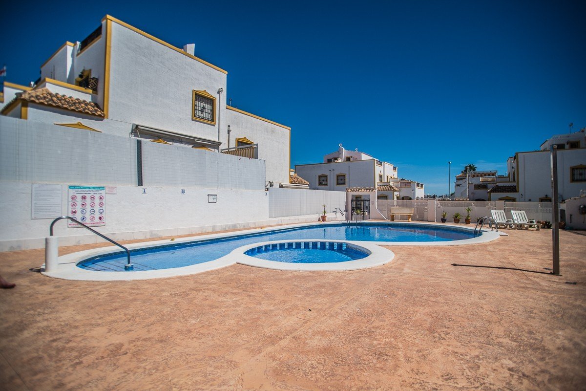 Amplia vivienda con sótano, paneles solares y piscina comunitaria en Vistabella Golf
